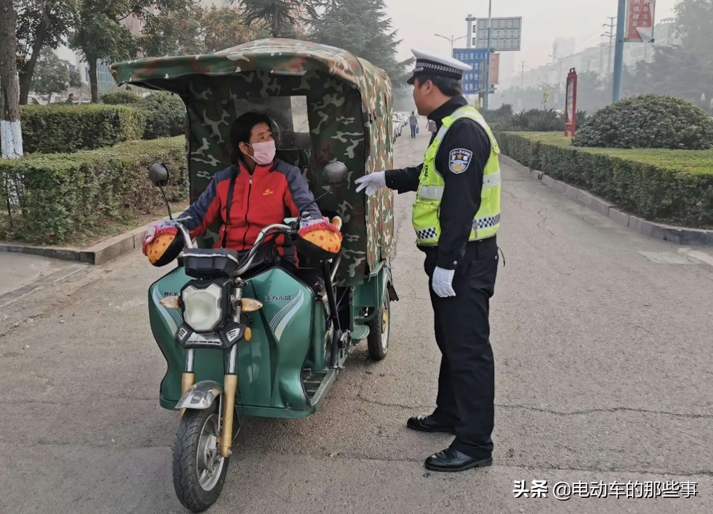 騎三輪電動車上路被罰款,車主手續齊全,為何不能騎?官方已回覆