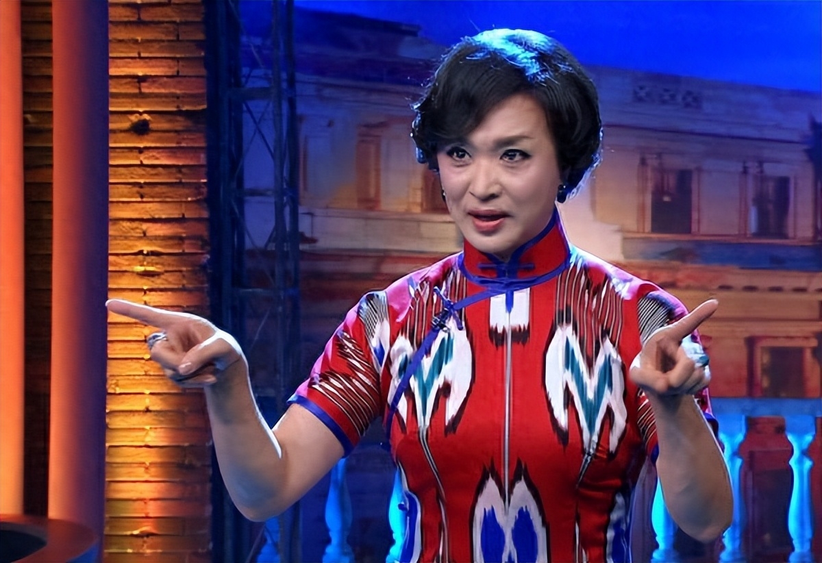 56岁金星回法国定居避风头,消瘦模样又变男相,被偶遇穿金戴银