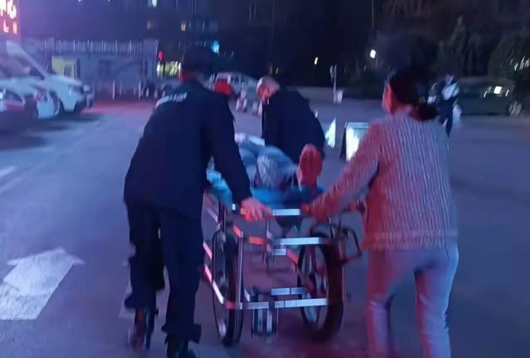 春日暖警｜群眾突發疾病，特警隊員緊急護送就醫