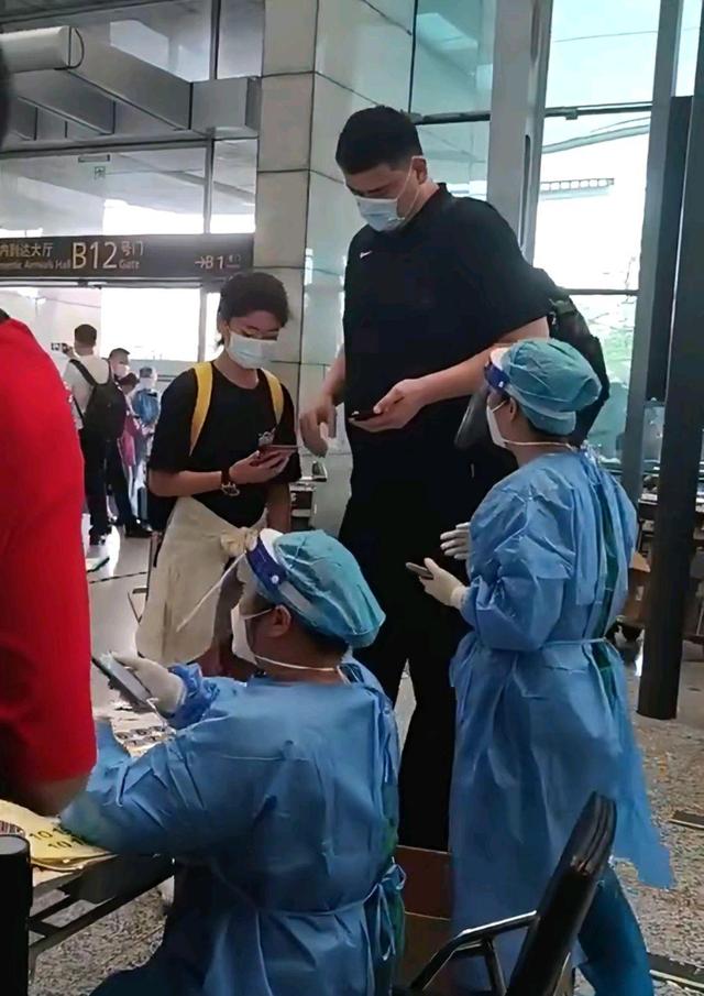 姚明女兒今年多高了（姚明與女兒同框做核酸！12歲姚沁蕾身高近1米8，打扮低調(diào)長腿吸睛）
