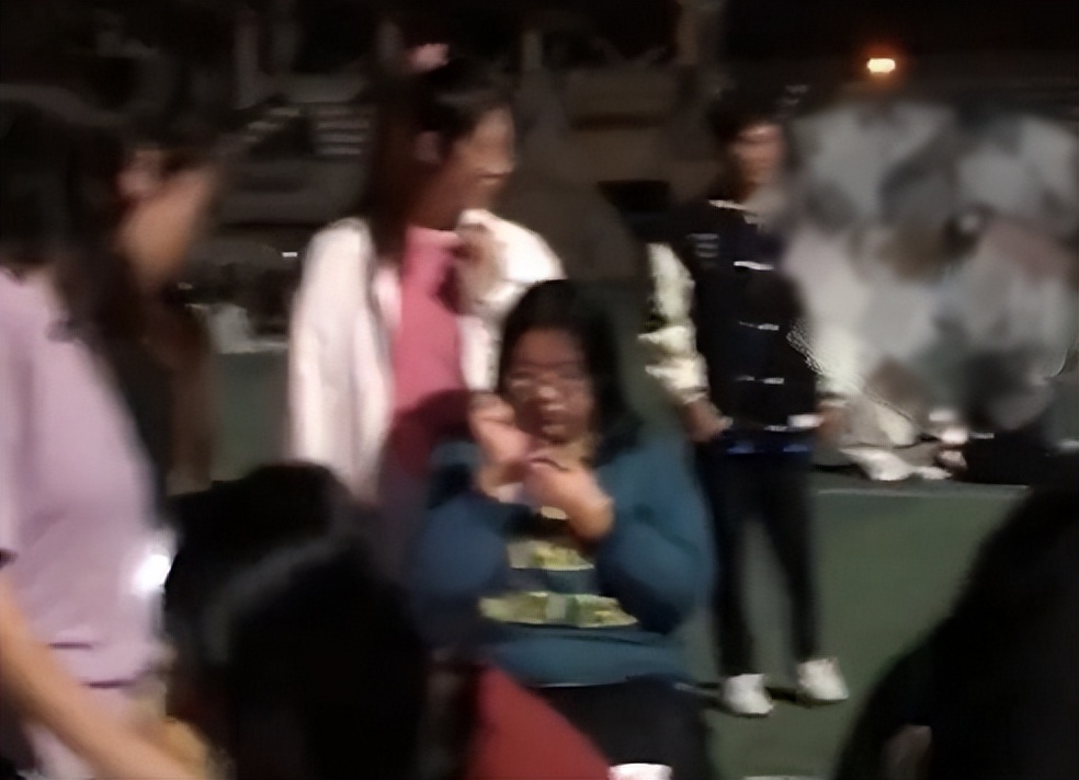 浙江一男大学生校园摆摊，引大量女生跃跃欲试，却说一般不按女生