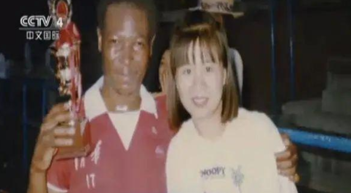 1996年，28岁清华才女不顾劝阻远嫁非洲，后来有了四个混血宝宝