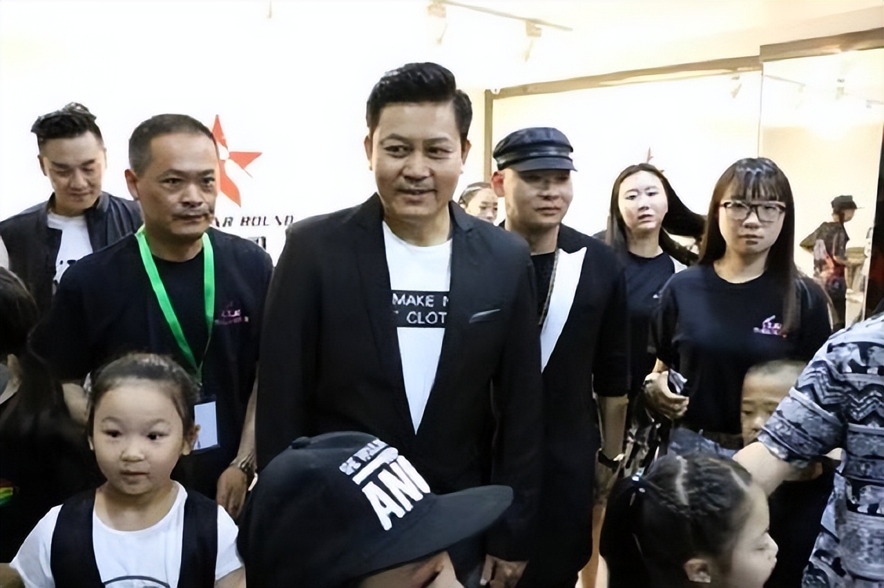 曾伟权一生未娶，59岁病逝无子女送终，生命最后与一只小狗相伴