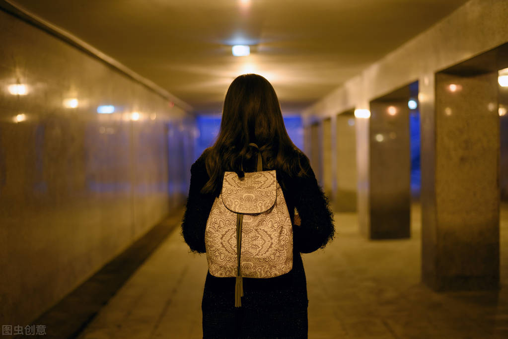 女子饮酒后在酒店遭强奸，醒来后，她的做法值得所有女生学习