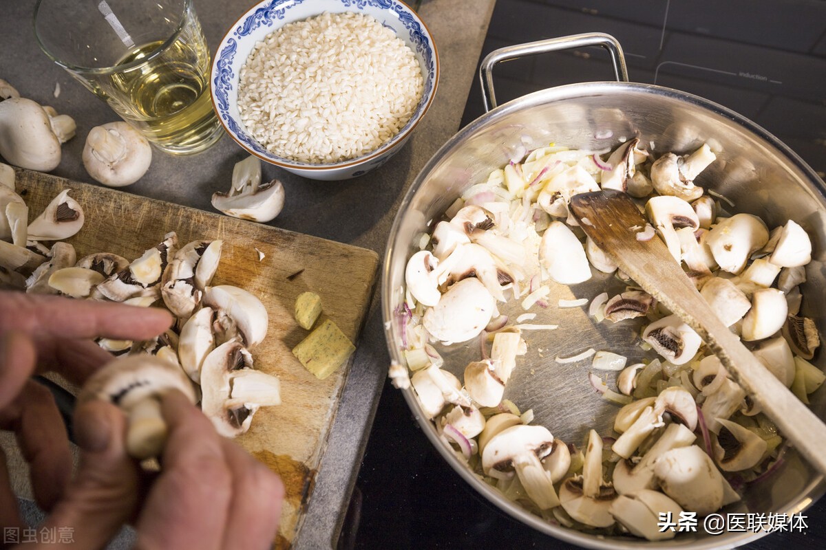 一吃饭就大汗淋漓，是肾虚了？3大原因，不妨自查看看