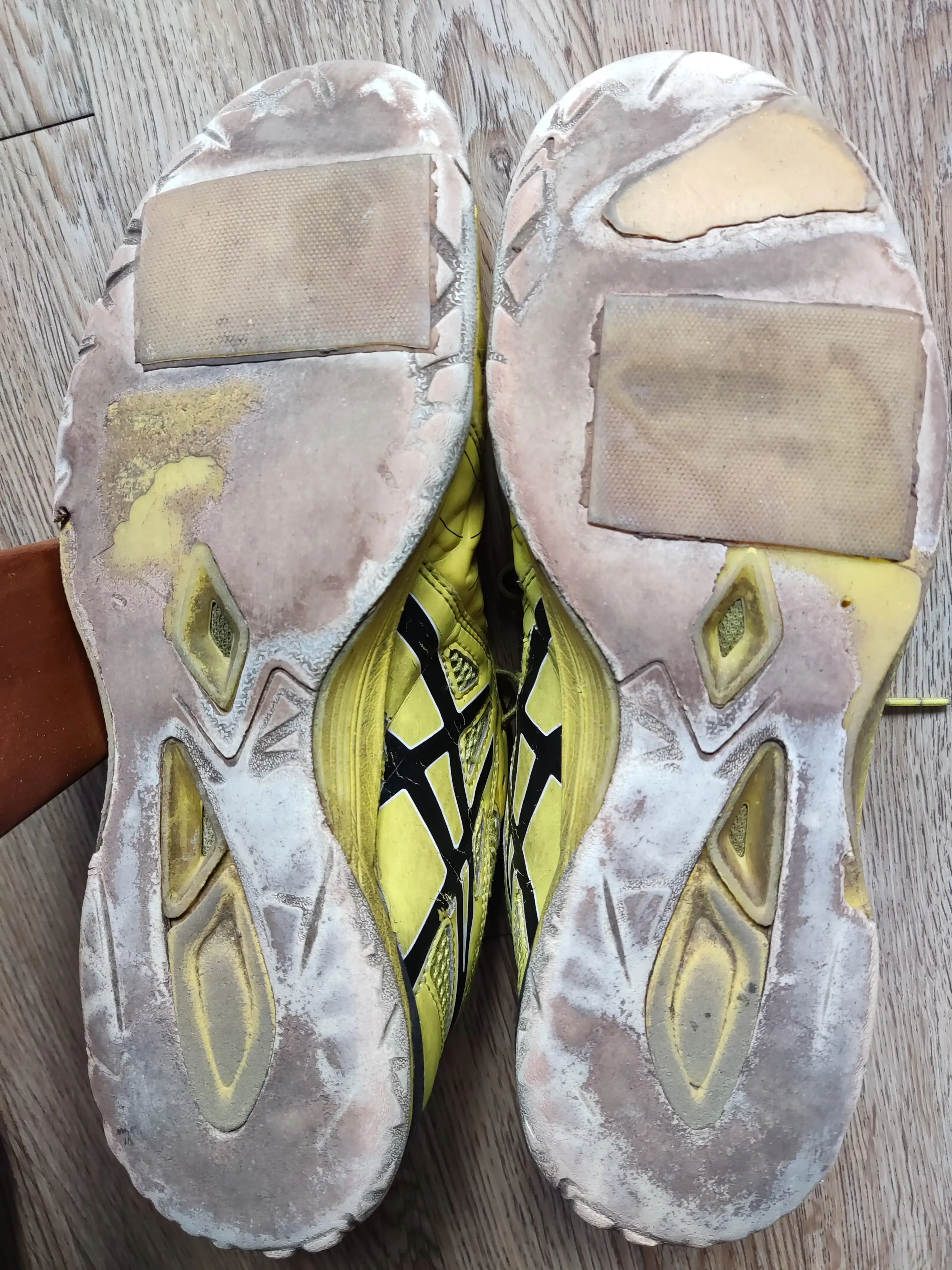 水泥地足球鞋什么釘（我的球鞋之Asics Destaque 6 TF- 花式足球練習(xí)用鞋）
