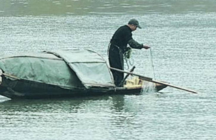 重庆渔民江中捞出“废铁”，论斤卖了65元，赚大了？估值至少3亿