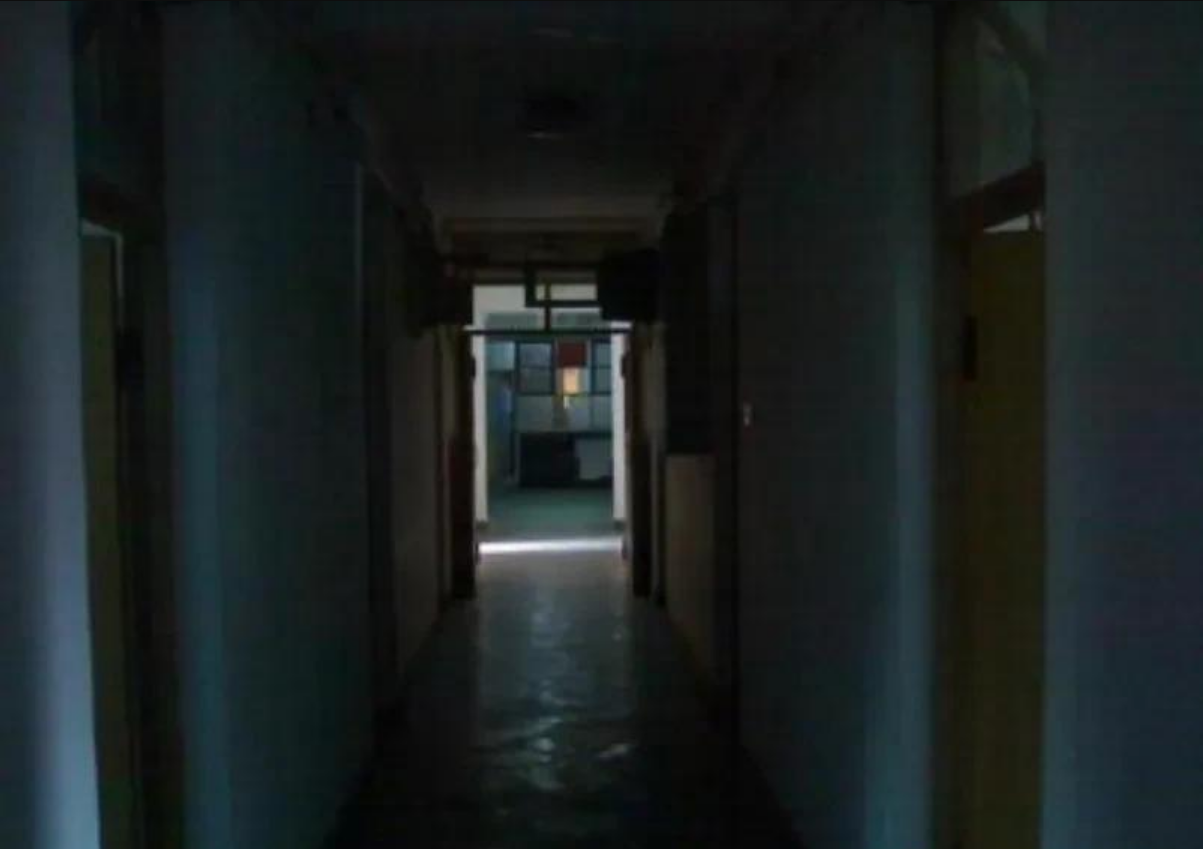 1998  校园门吞噬八条生命 女教师勇救学生牺牲