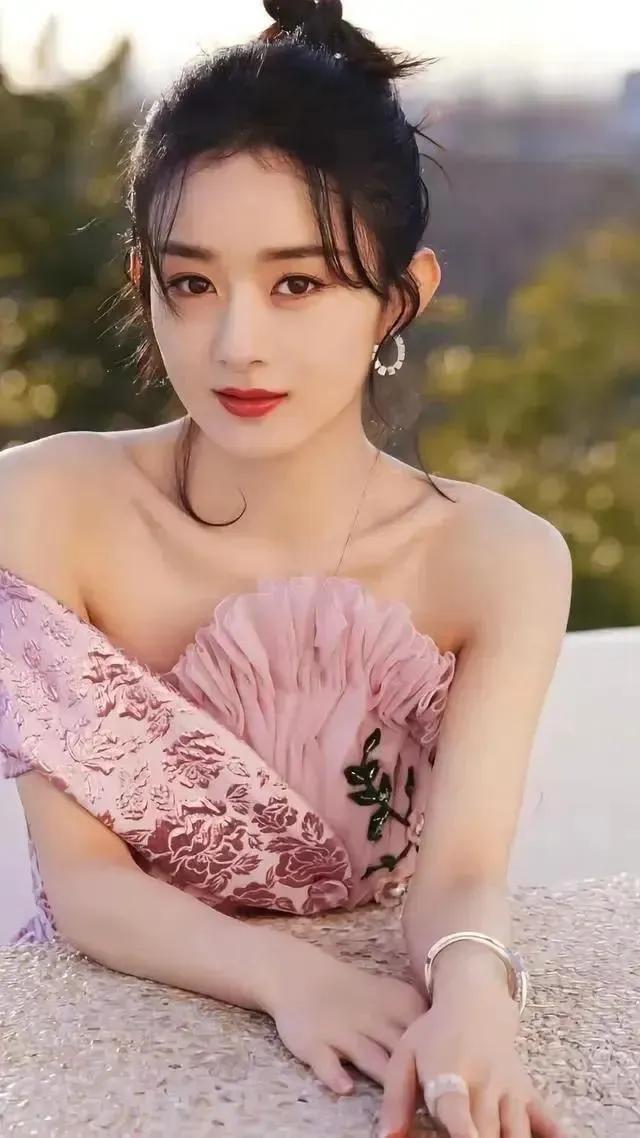 女星赵丽颖—巧笑嫣然，淡妆点缀，瓷肌红唇，漂亮的不像话