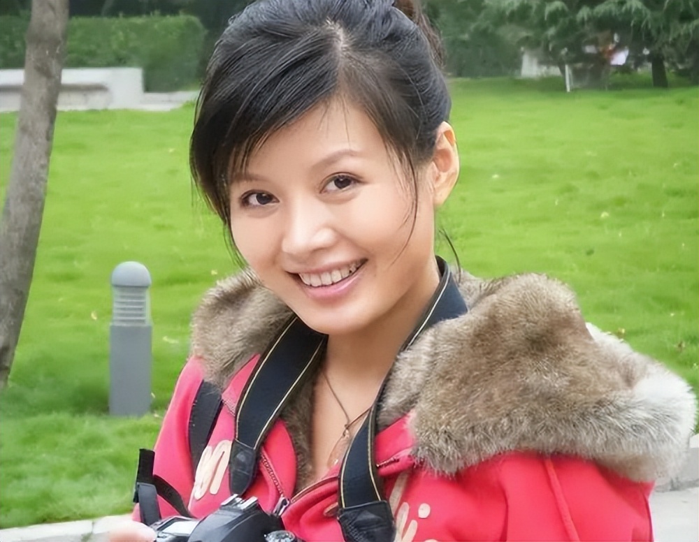 程愫花21年捧红丈夫被抛弃后与儿子相依为命如今逆袭当院长