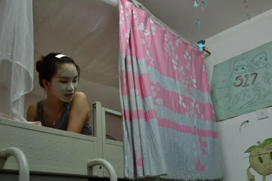 大学宿舍关系不好是不是很常见（女生哭诉想念本科室友）