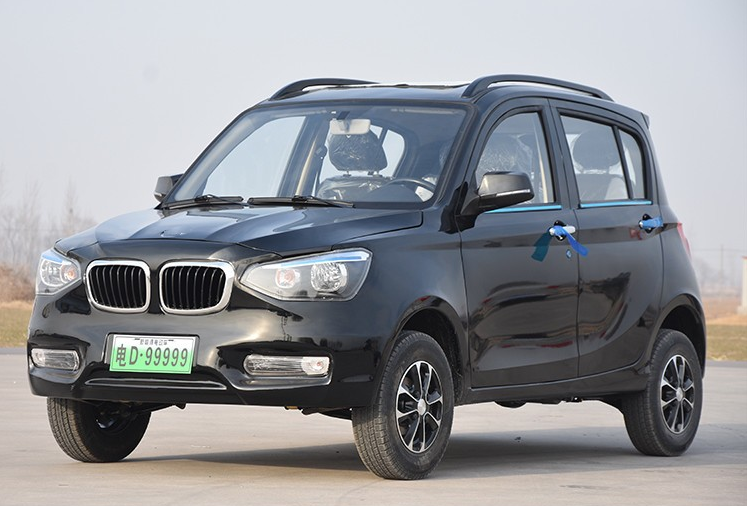 5米,在低速四轮电动车中较大号的车型,而造型来看,车辆更偏向于汽车