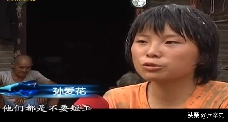 2010年，河南18岁少女“工地”搬水泥赚学费，家里穷的盐都买不起