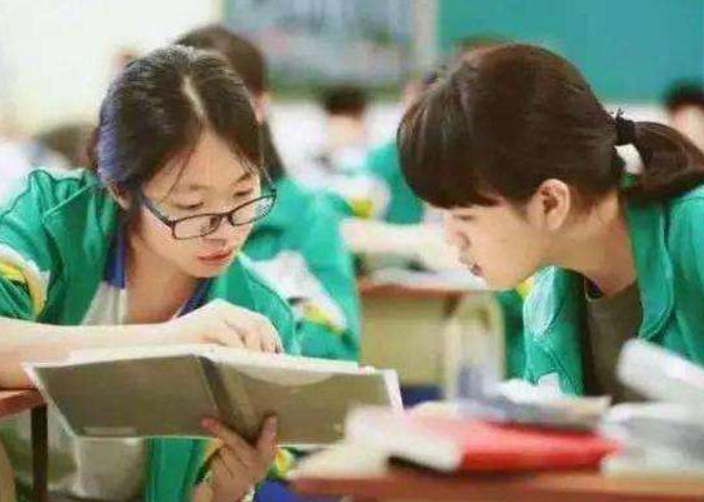 距离高考仅剩4个月，高考女生在酒吧努力学习，评论区却一片狼藉