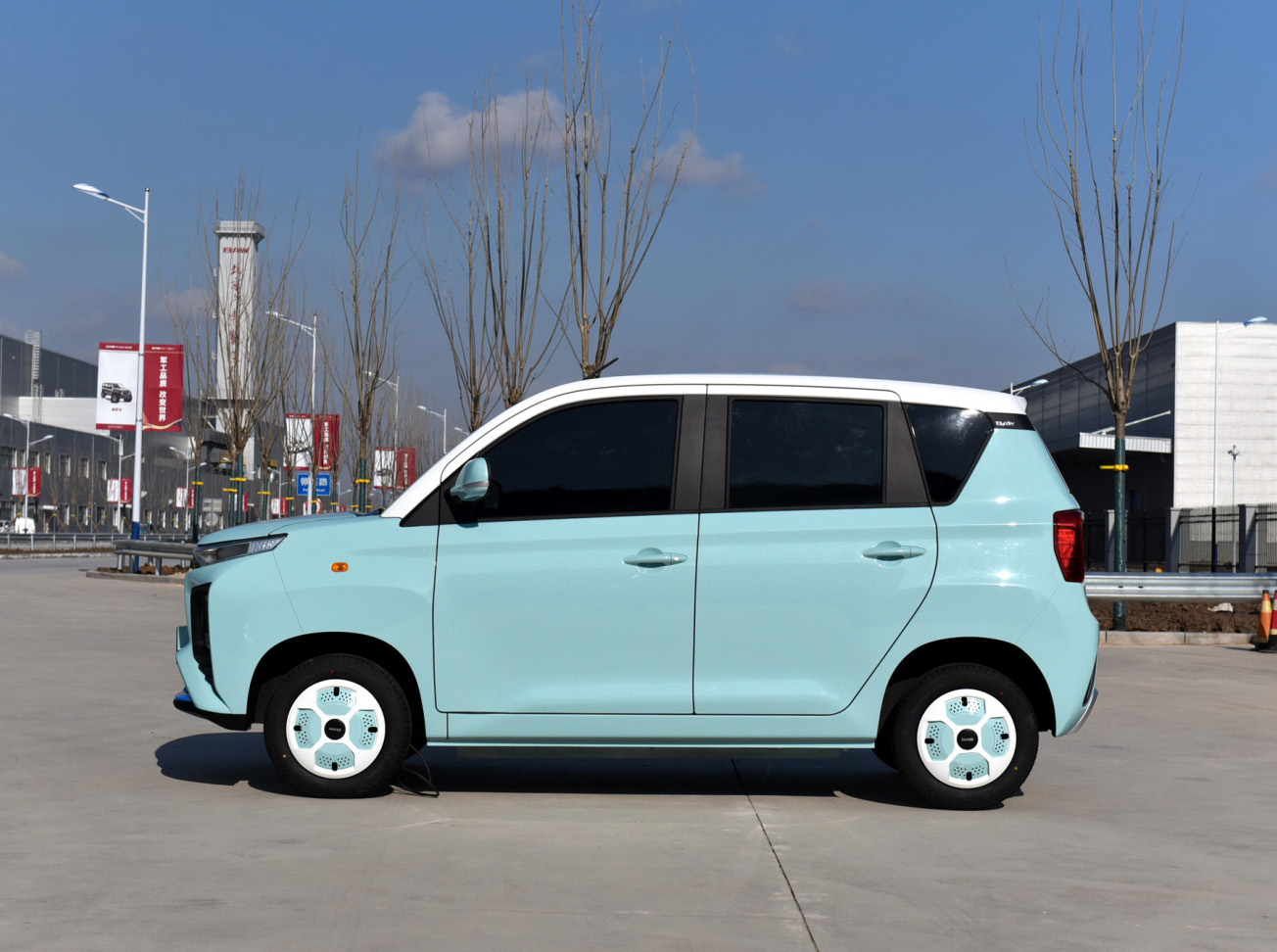 北汽制造新款代步小车曝光，外观很前卫时尚，5门4座，续航200km