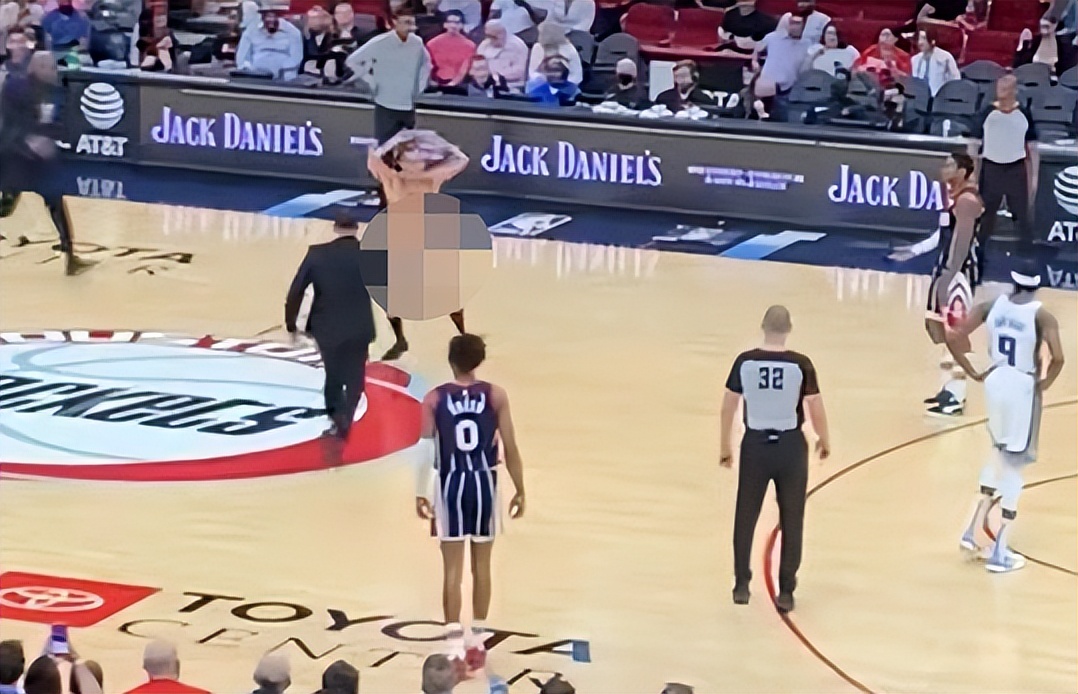 NBA球員上身（NBA奇葩一幕！變態??！裸奔入場）