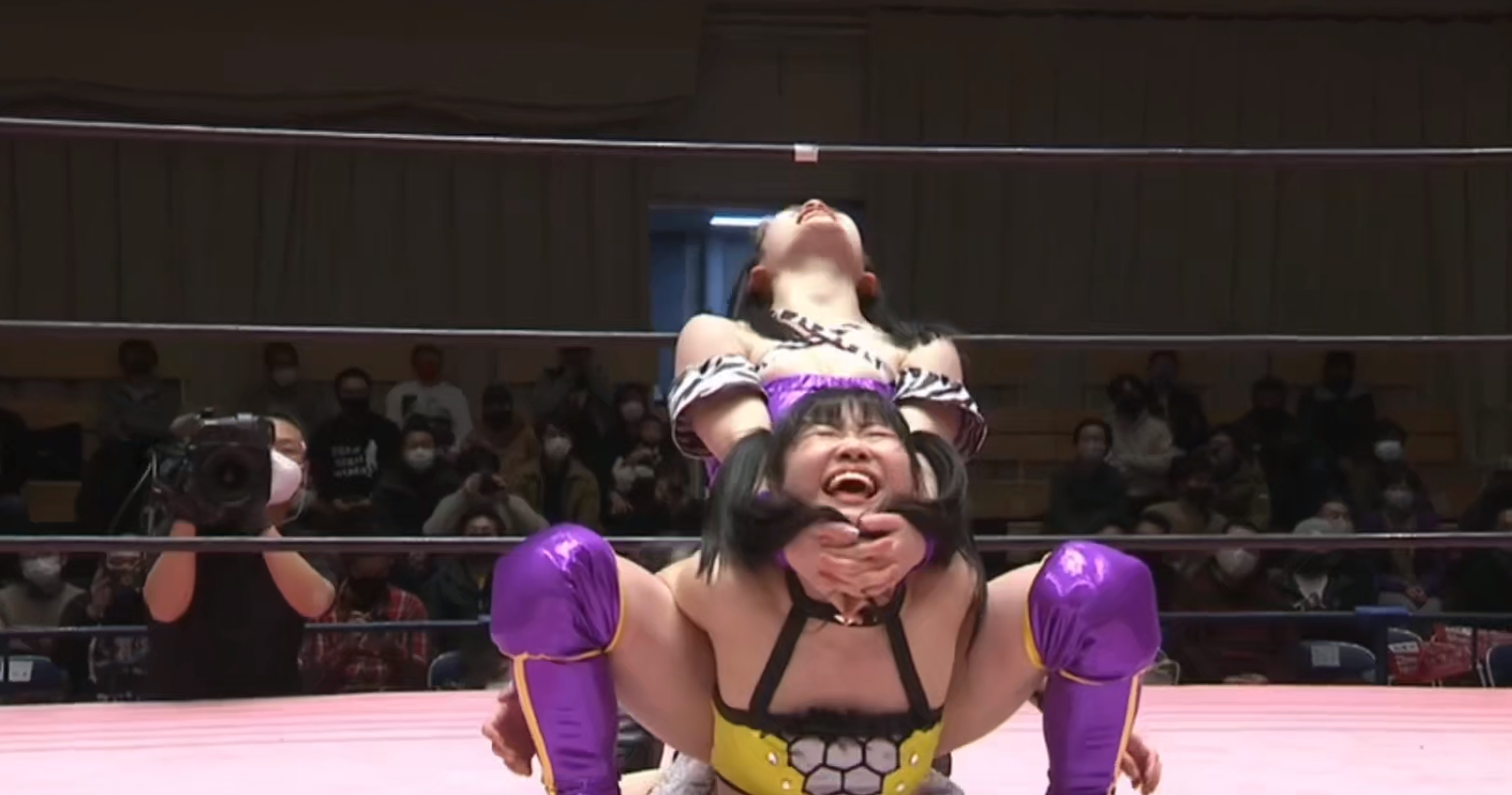 卑微的遠望 日摔美女遠藤有栖 助理 啦啦隊到摔角手的蛻變人生 天天看點