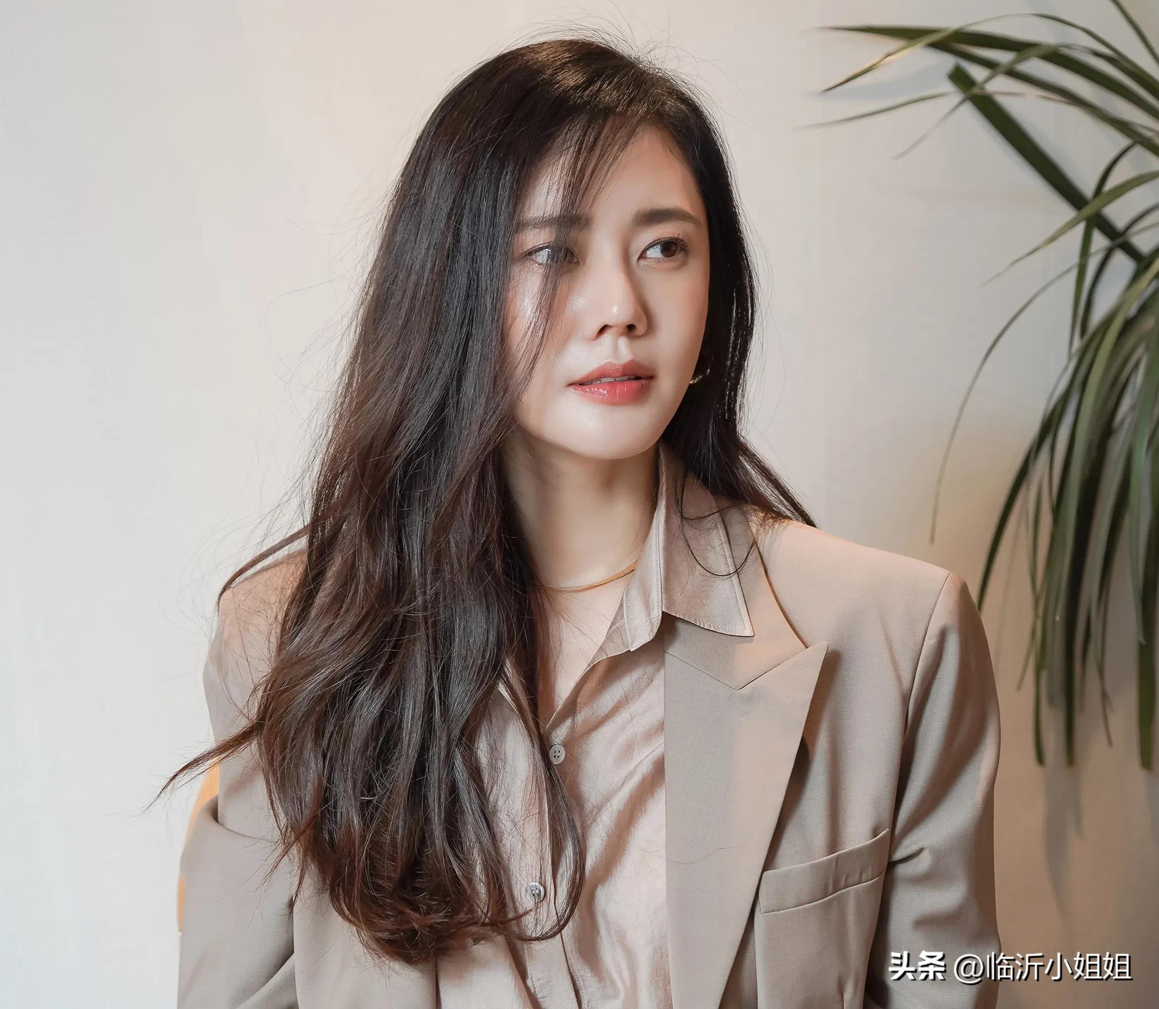 秋瓷炫,优雅知性的气质女神,温婉精致的外表,太迷人啦