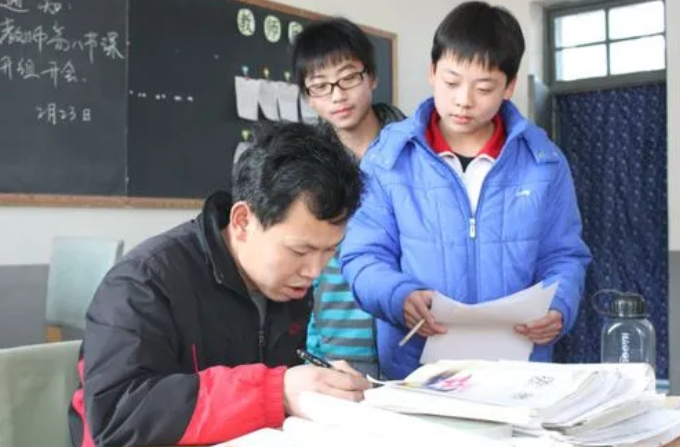 被学生“玩坏”的课本，老师看后笑出了声，网友：好像回到了童年