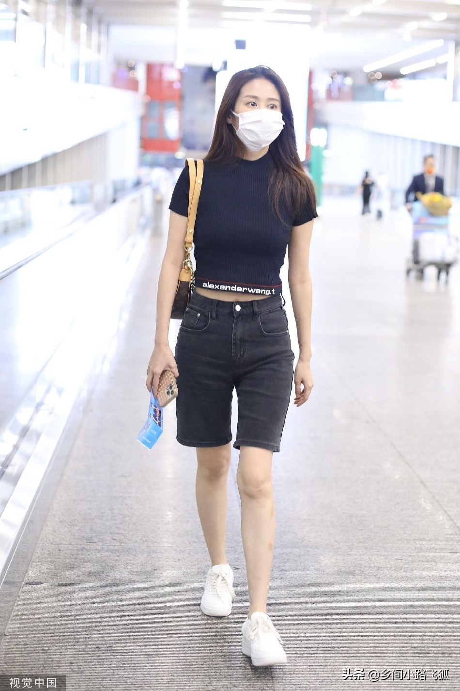 颖儿长发披肩现身机场 穿针织高腰上衣搭骑行裤气质出众
