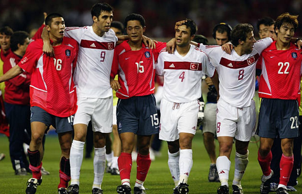 2002韩日年世界杯韩国(2002亚洲足球之耻！韩国靠黑哨淘汰两大世界冠军，你敢进我就敢吹)