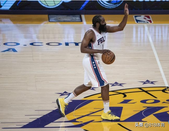 nba罚球为什么击掌(笑喷!哈登罚球找恩比德击掌,威少下意识伸出手,发现不对赶紧收手)