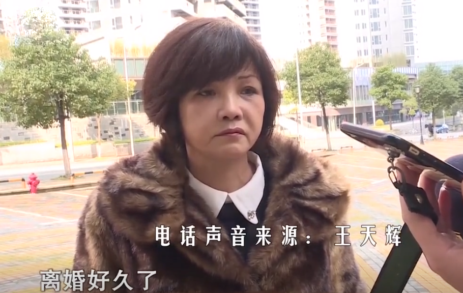 2019年，湖南富婆输光千万家产，被丈夫骗去离婚，住在狭小出租屋