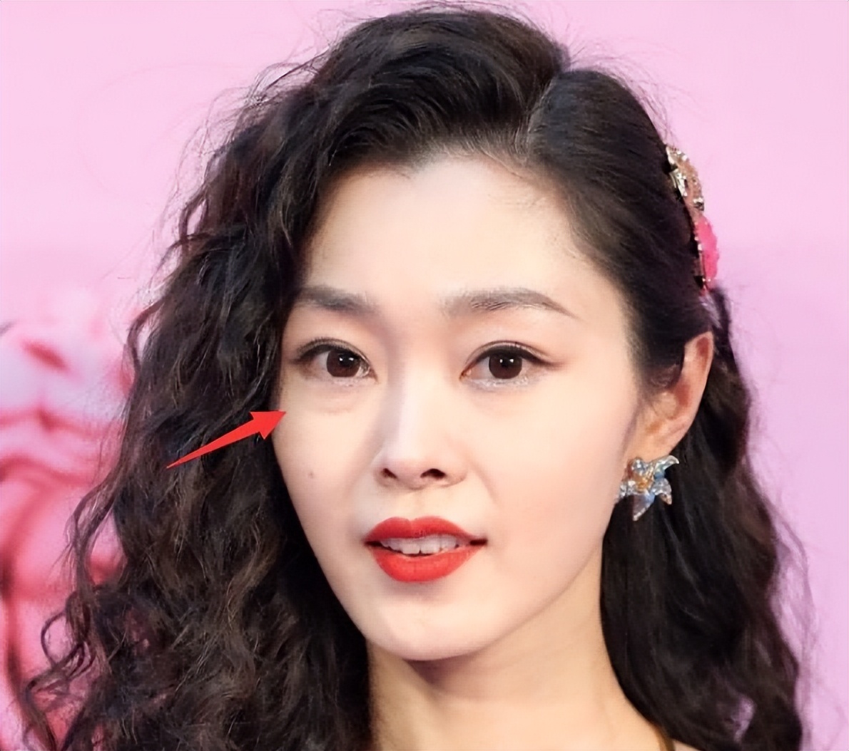 痘痘脸、赘肉、五五分！生图里的女星，让我看见了人间真实