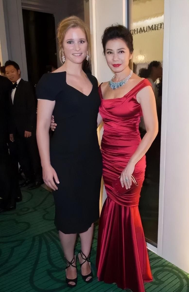 钟楚红美到国外去了!穿鱼尾裙明艳高贵,与戛纳影后合影气质完胜