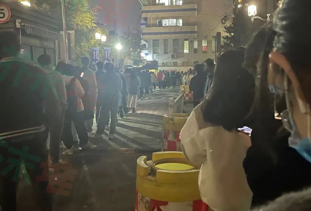 上海大学生封校生活：隔离、打地铺，等下一轮秋招