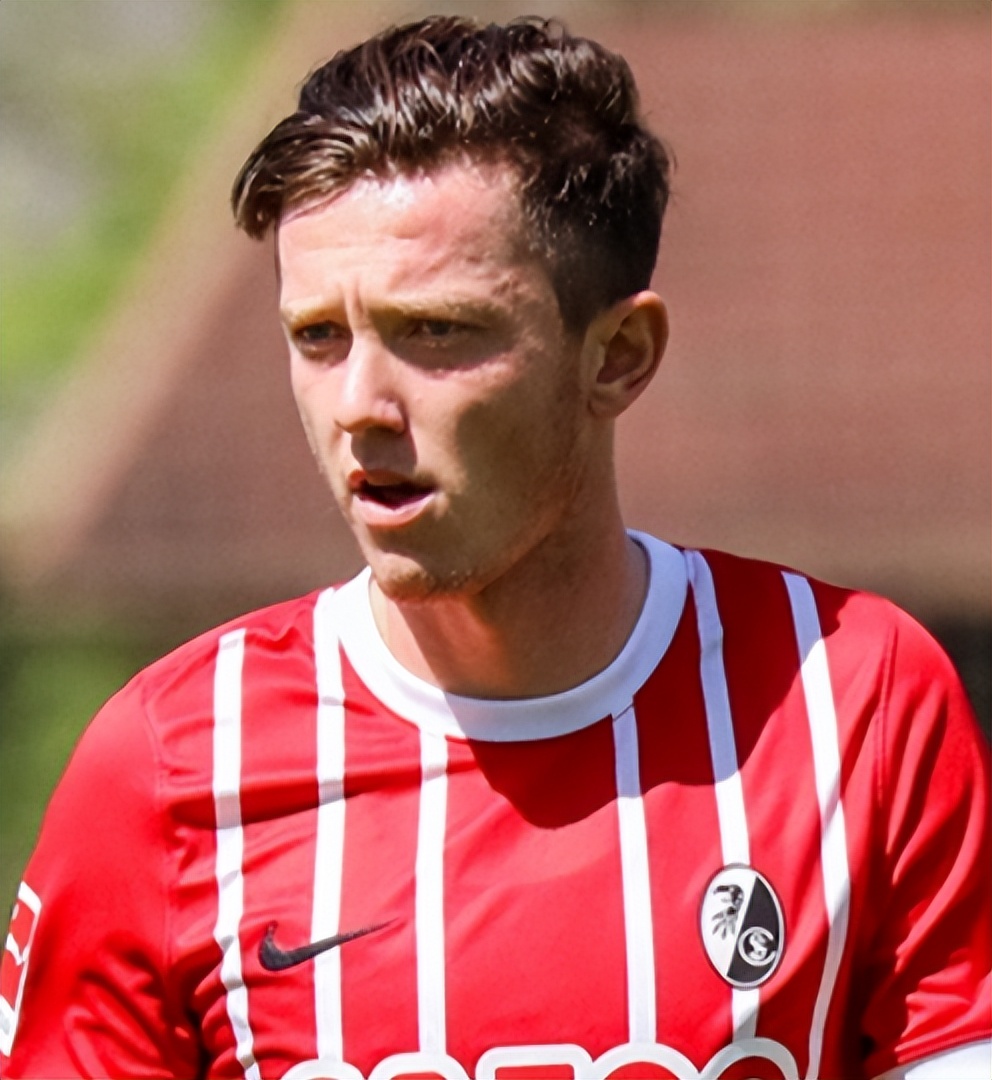 奥格斯堡没能与他们的头号射手格雷戈里奇完成续约,后者最终是投奔