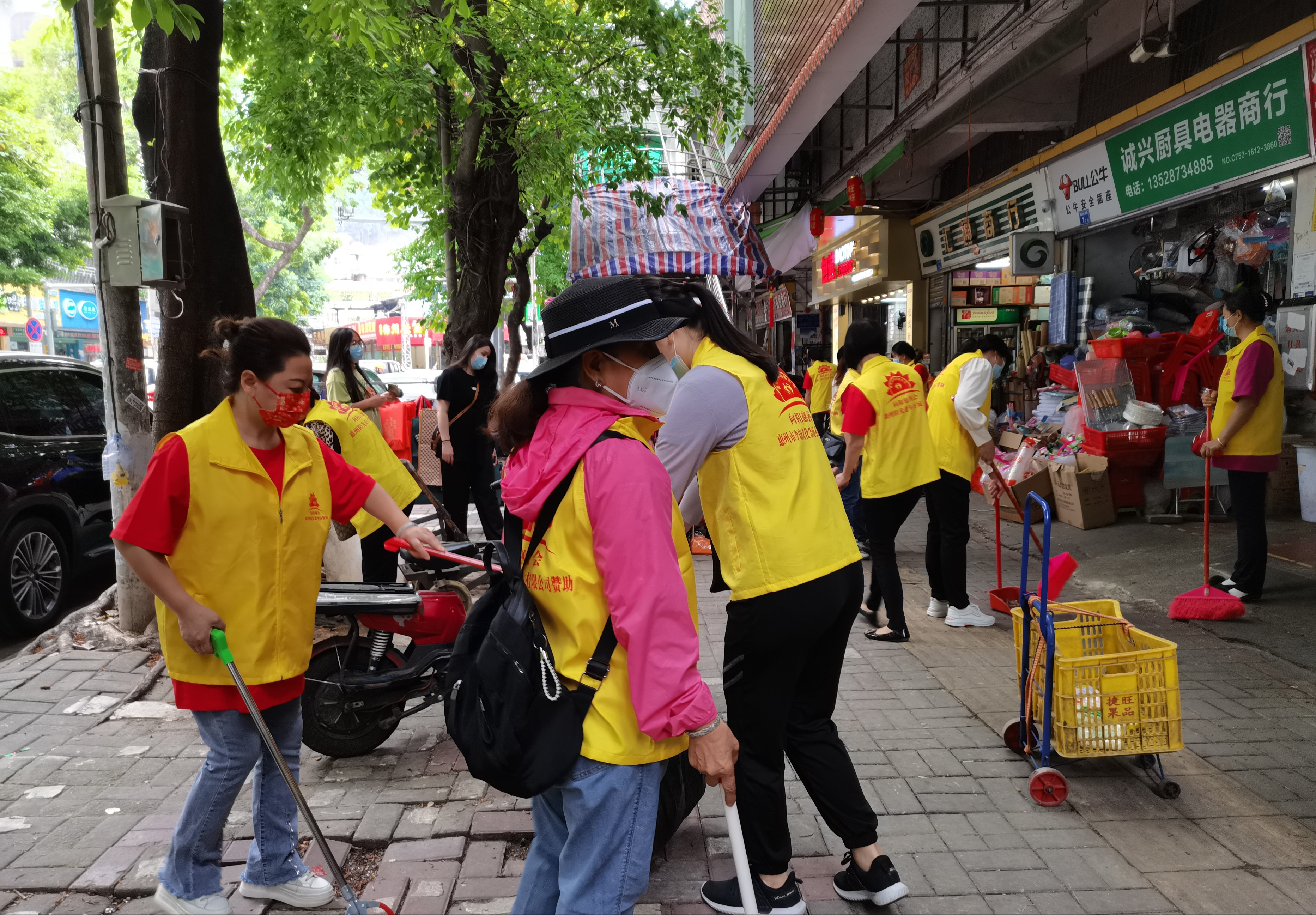 广东省惠州市向阳慈善会志愿者化身“保洁员”街头巷尾更清洁