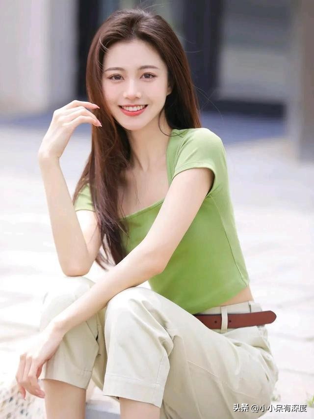 天下足球女主持人茗茗（杨茗茗的写真图集，笑容让人心动！曾经惊艳的她，为何从央视辞职）
