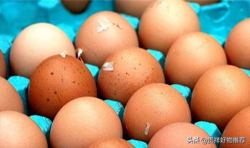 一个鸡蛋多少克（鸡蛋的重量以及辨别新鲜鸡蛋的方法）