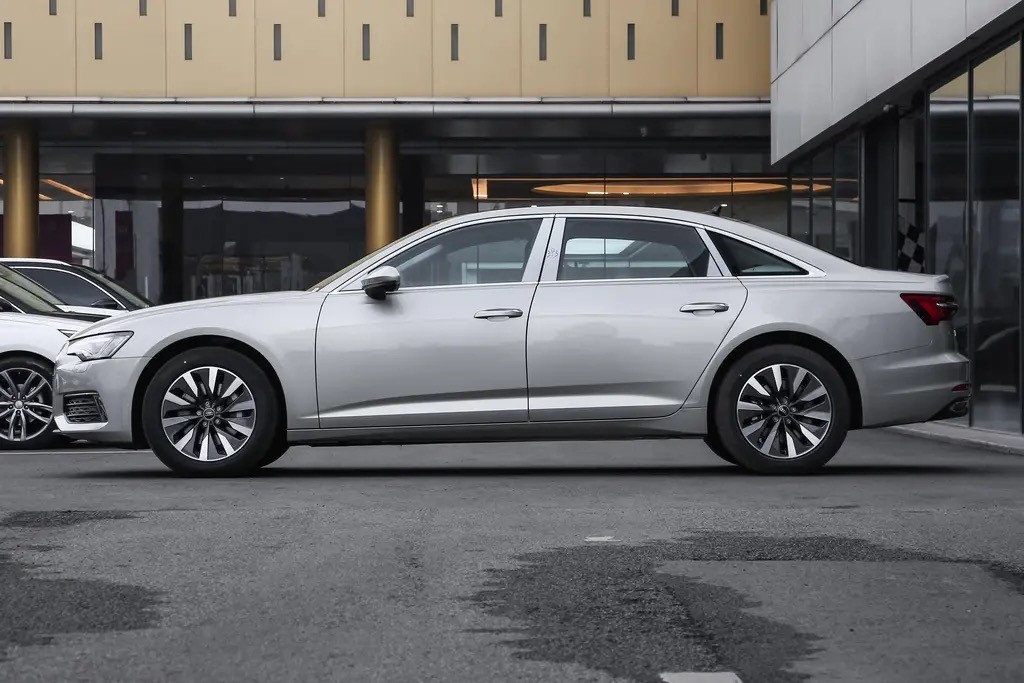 开完雷克萨斯ES300H，再换上朋友的奥迪A6L，车主说出真实感受