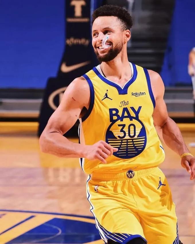 nba打球为什么戴牙套("小学生"库里为什么戴牙套?原因竟然是.