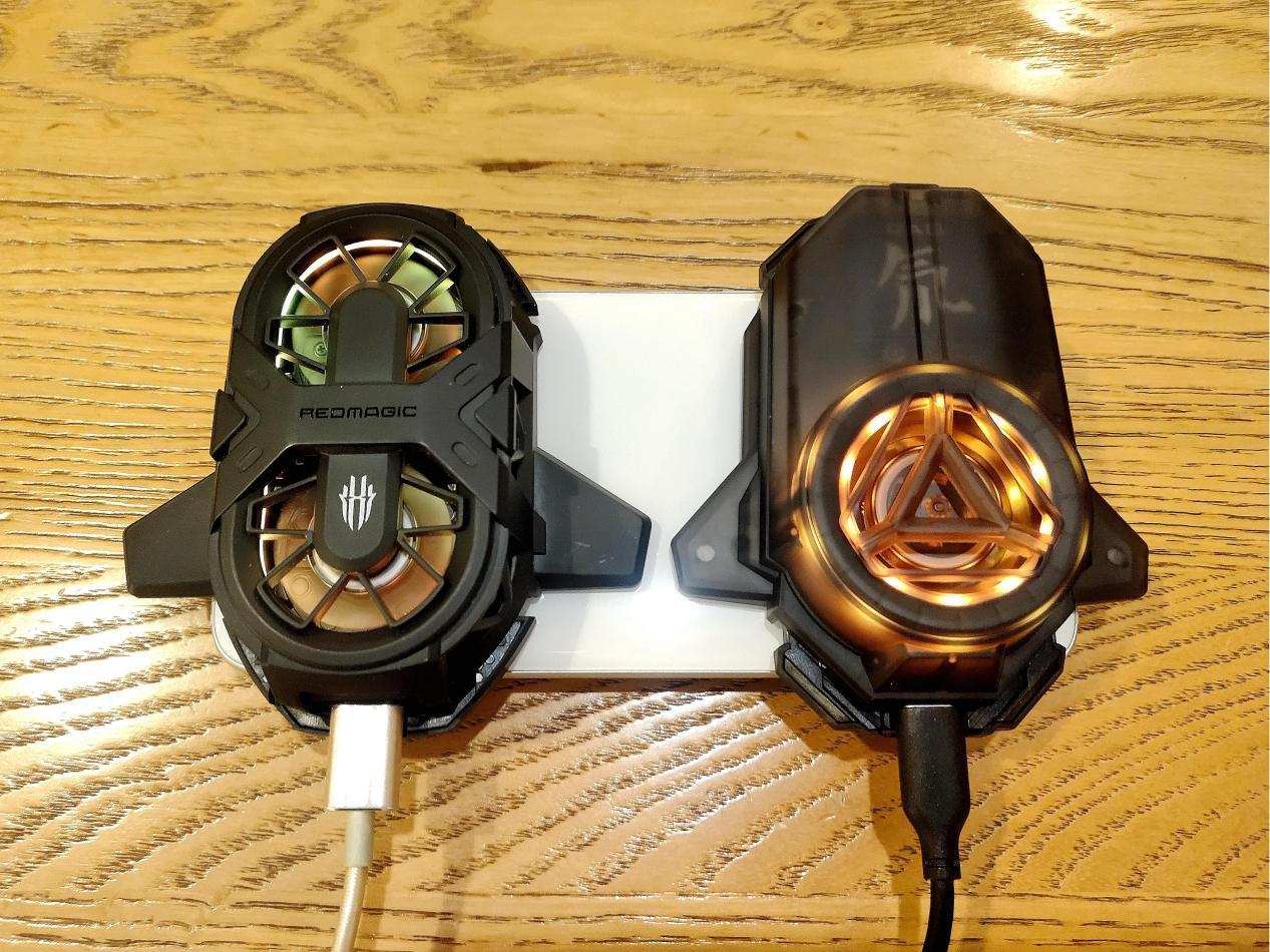 新旧两款对比，新红魔涡轮散热背夹效果更冷、更酷炫