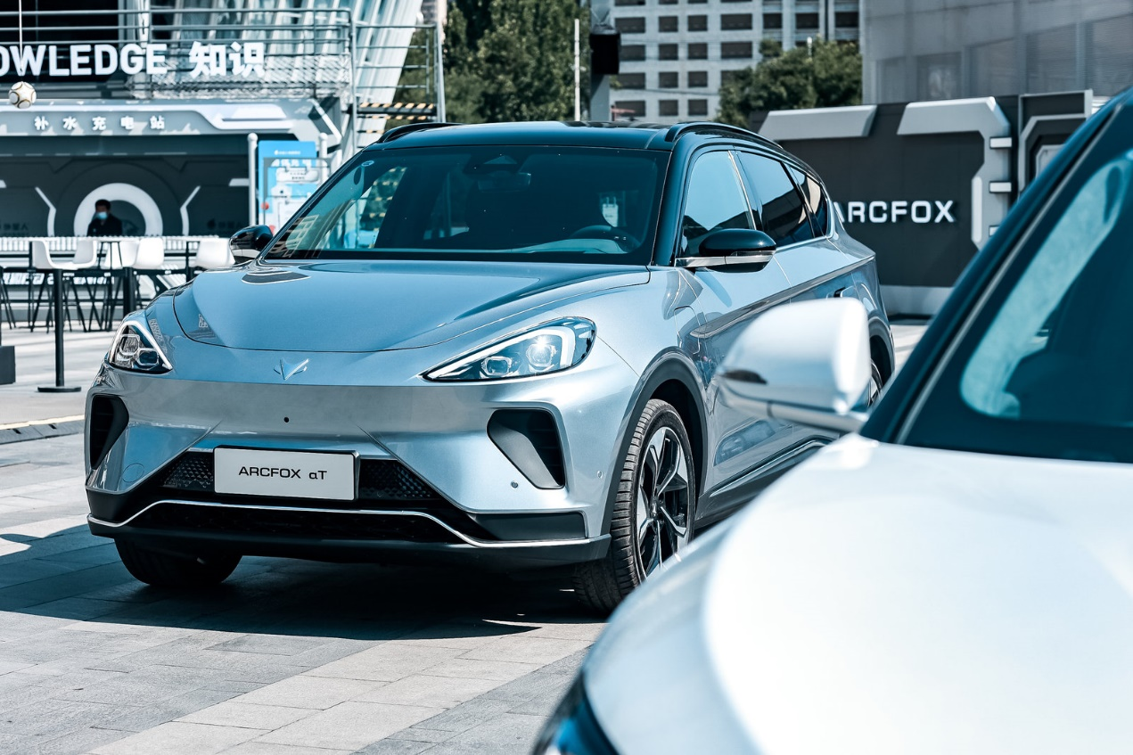 西湖畔探秘千年情缘，极狐“先行者号”太空舰问道杭州天堂