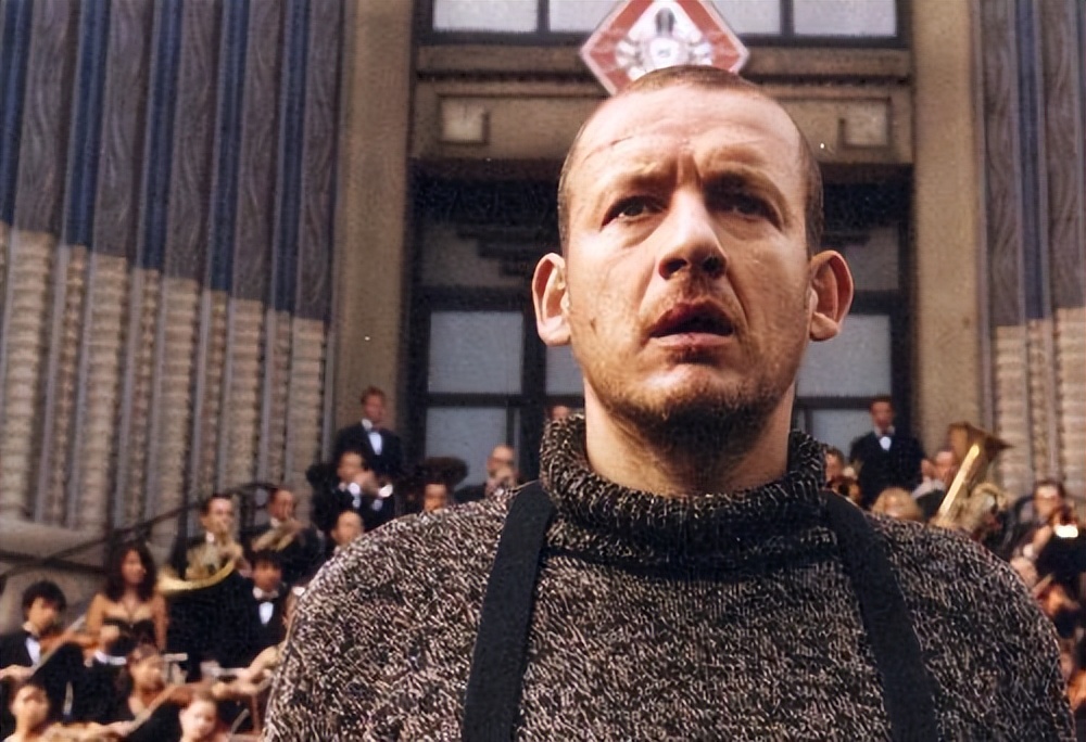 《尽情游戏》以黑色幽默反讽军火商灭绝人性的行为,呼吁爱与和平