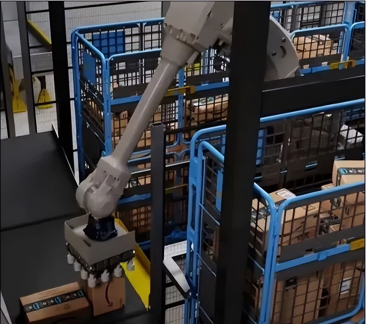 亚马逊推出旗下首款全自动仓库机器人 可在人群中移动