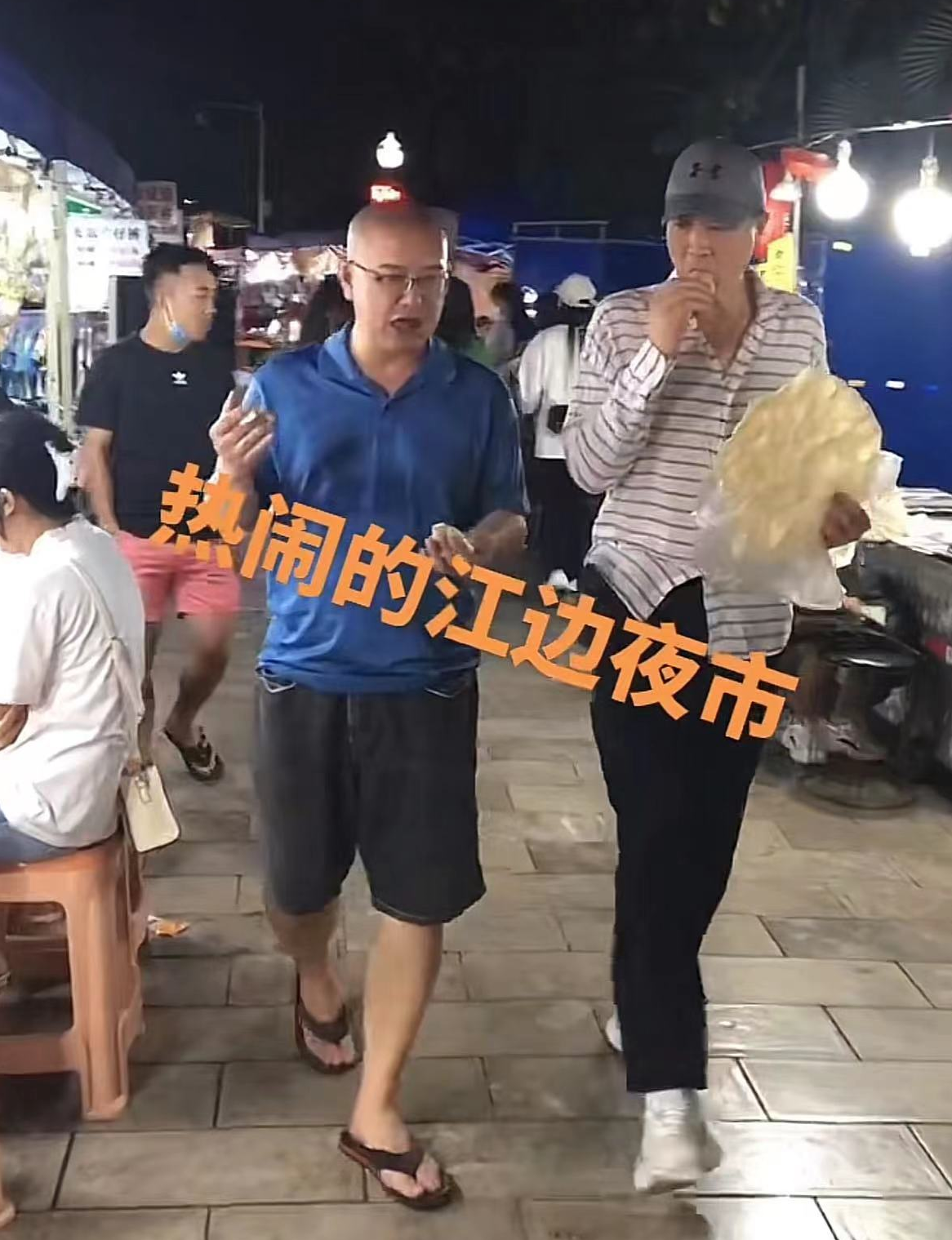 71岁老戏骨旅居云南！啃大饼逛夜市精神好，样子年轻不输张艺谋