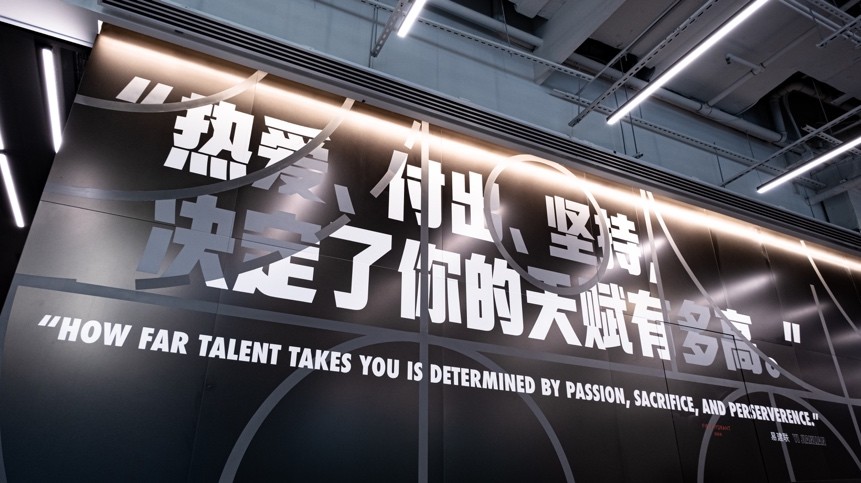 东单街球篮球场（走进易建联楼：陪伴中国篮球事业27年，耐克想要诉说什么？）