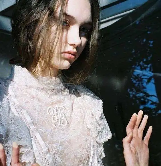 19岁俄罗斯酷Girl惊艳时尚圈，攻气十足让网友直呼：姐姐给个机会