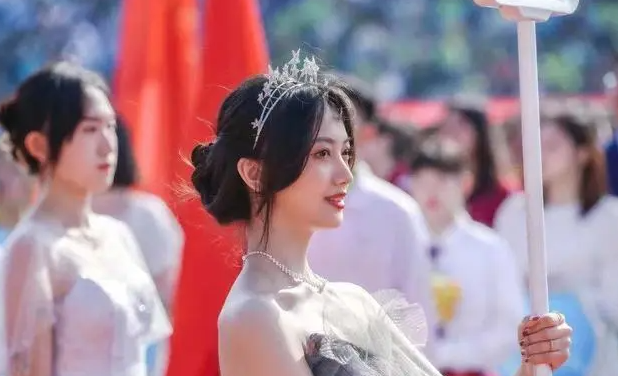 运动会都内卷？高三女生因“举牌”走红，却意外引起网友争议