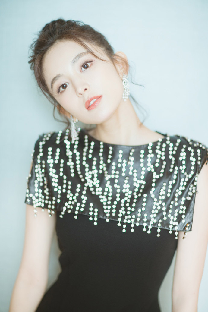 古力娜扎流苏皮裙秀蛮腰 比V甜笑很吸睛 美得天花板