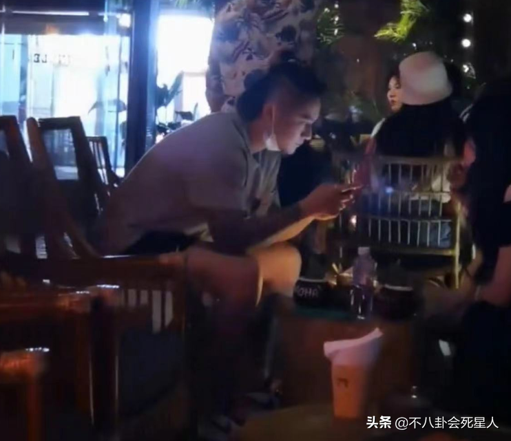 表面恩爱，实际“拳头相向”，从黄奕到黄嘉千，被最亲近的人伤害