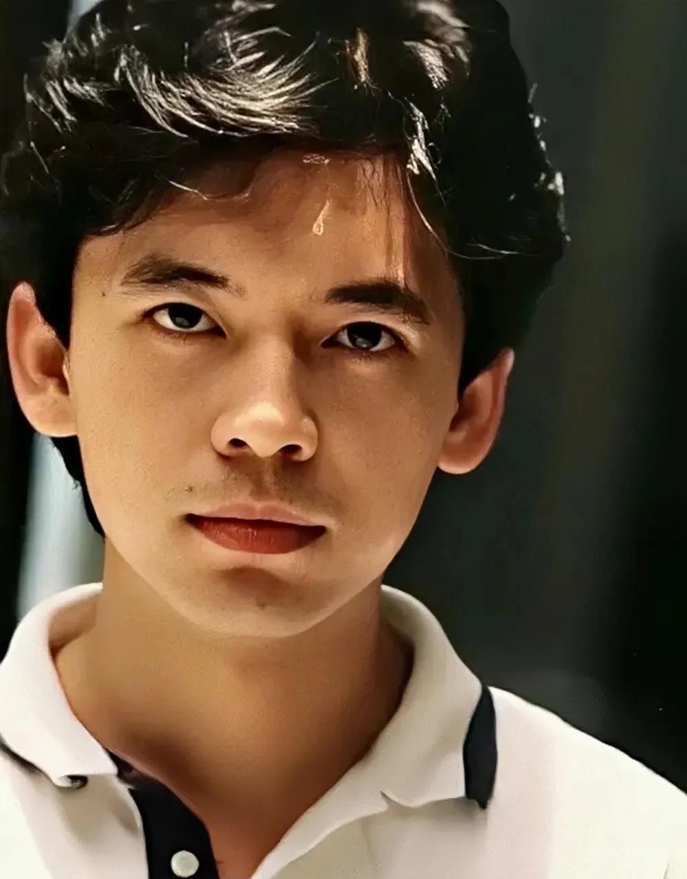 扮演体育老师的何政军,大家都是十分熟悉了,在《亮剑》中扮演老赵.