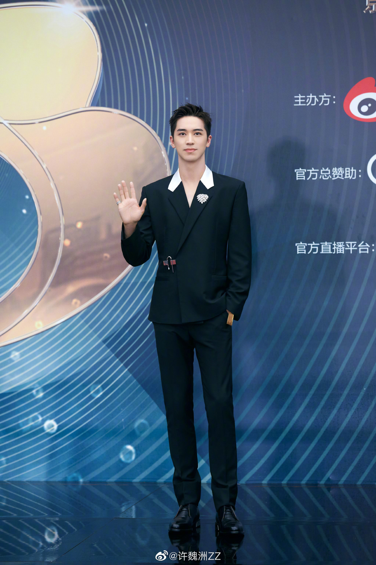 许魏洲有185公分,比黄景瑜矮一点点,但两人身高在画面上看起来差不多