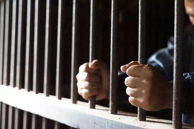重庆小伙被迫乞讨，好心姐姐出手相救，20年后，小伙出100万报恩