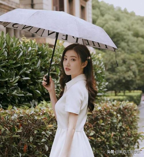 女星同样身穿小白裙，为何气质大不相同？她美得让人移不开眼睛